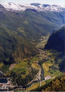 Flåm og Flåmsdalen sett frå Midtnosi 25.06.1999. Foto Håkon Loven