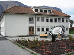 Heradshuset sett frå baksida med turbinhjulet. 13.10.10 Foto: Aurland kommune