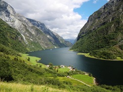 Tufto Nærøyfjorden 18.07.2010 Foto: ALR Noralv Distad Tufto Nærøyfjorden 18.07.2010 Foto: ALR Noralv Distad