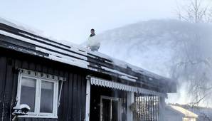 mann rydder tak Foto: Per Gilding