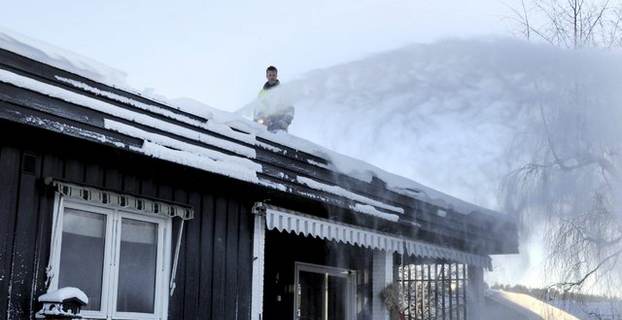 mann rydder tak Foto: Per Gilding