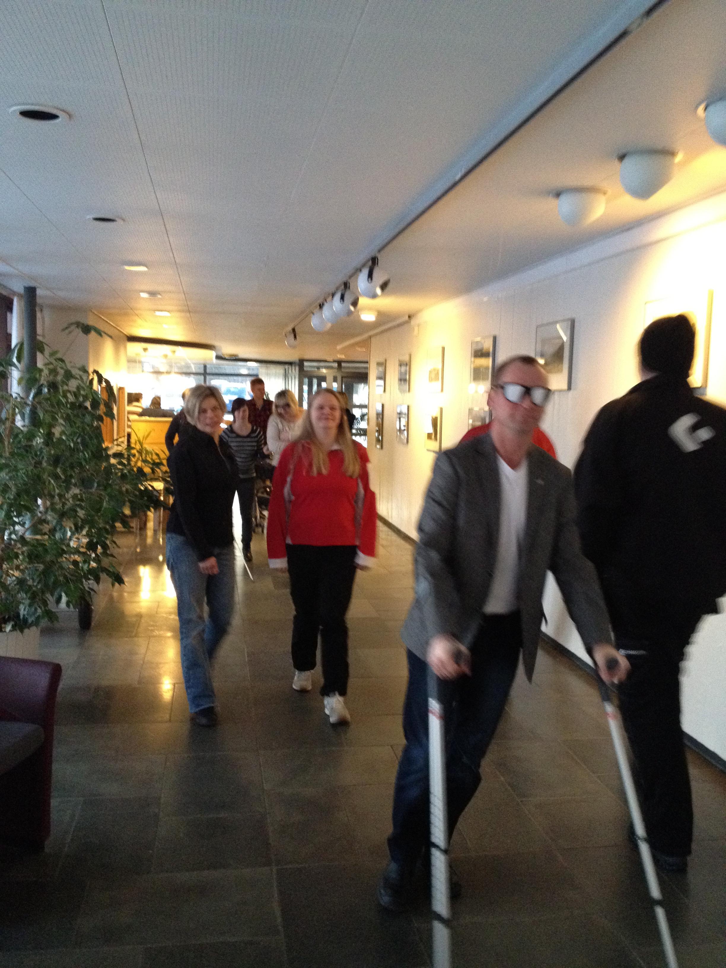 Varaordf&oslash;rer Ronny Berg p&aring; krykker og med briller for nedsatt syn.