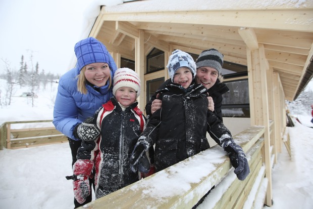 - Nå gleder vi oss til å nyte hyttelivet i Valdres, erklærer denne muntre gjengen fra Bærums Verk. Fra venstre Irja Merete Sylvarnes, Mari (5), Iver (7) og Kjell Håvard Myhrsveen. Denne lørdagen er de på befaring på sin nye hytte i eventyrriket He - Nå gleder vi oss til å nyte hyttelivet i Valdres, erklærer denne muntre gjengen fra Bærums Verk. Fra venstre Irja Merete Sylvarnes, Mari (5), Iver (7) og Kjell Håvard Myhrsveen. Denne lørdagen er de på befaring på sin nye hytte i eventyrriket He