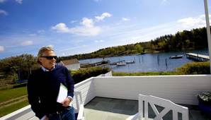 NØTTERØY 20120508. Jørgen Erland Pettersson viser frem salgsobjekt i Årøysund