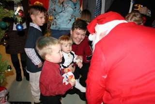 Et klassisk og ofte takknemlig motiv. Den noe skeptiske holdningen til ungene blir her godt og vel oppveid av den absolutte begeistringen til gutten i midten. Nissen dominerer for mye i billedflaten, og som vi har påpekt så mange ganger før: Gå nærmere, og fjern dermed ting som ikke er viktige for hovedmotivet. Foto: Mari-Ann Nilssen "Julenisse"