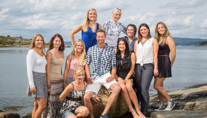 Fjellflørt, Harald og hans utvalgte, f.v. Line Stenberg, Line Borgen, Maria Gangstø, Carina Slettestøl, Beate Brendlien, Malin Røren, Mari Sigurdsen, Anette Algrøy, foran f.v Ann Grinstrand, Harald Fagerhaug og Kjersti Nicole Larsen. Espen Solli Fjellflørt, Harald og hans utvalgte, f.v. Line Stenberg, Line Borgen, Maria Gangstø, Carina Slettestøl, Beate Brendlien, Malin Røren, Mari Sigurdsen, Anette Algrøy, foran f.v Ann Grinstrand, Harald Fagerhaug og Kjersti Nicole Larsen.