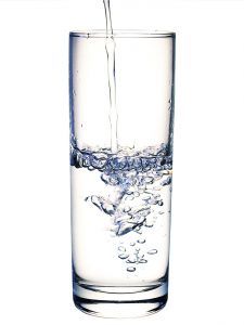 vann+fylles+i+glass