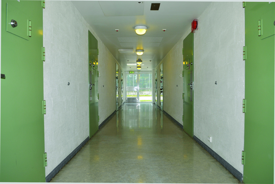 Fengselskorridor grønne dører