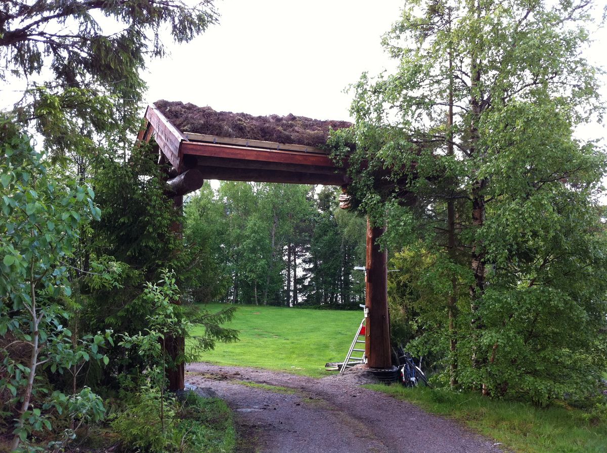 Molde: Søknadspliktig. Omstridt hytteportal i Molde. Kommunen mener den er søknadspliktig. Men siden naboen ikke har samtykket til at den stikker inn på hans eiendom, vil kommunen ikke behandle søknaden og krever nå at portalen blir fjernet.