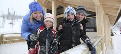 - Nå gleder vi oss til å nyte hyttelivet i Valdres, erklærer denne muntre gjengen fra Bærums Verk. Fra venstre Irja Merete Sylvarnes, Mari (5), Iver (7) og Kjell Håvard Myhrsveen. Denne lørdagen er de på befaring på sin nye hytte i eventyrriket He