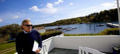 NØTTERØY 20120508. Jørgen Erland Pettersson viser frem salgsobjekt i Årøysund