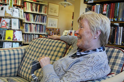 Ingrid med strikketøy på Hobbykvelden i juni2012. Foto: Frøydis Betten Ingrid med strikketøy på Hobbykvelden i juni2012.