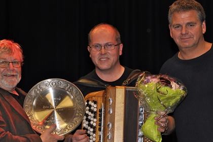 Leiar i Vågå trekkspillklubb Torleif Kvehaugen i Vågå og treffgeneral Arne Stasviken saman med Arve Bjørn Røneid. Foto: Fjuken