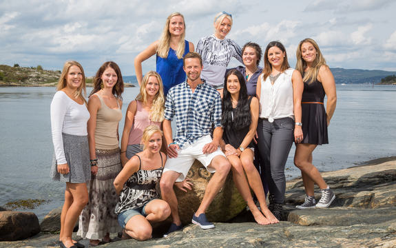 Fjellflørt, Harald og hans utvalgte, f.v. Line Stenberg, Line Borgen, Maria Gangstø, Carina Slettestøl, Beate Brendlien, Malin Røren, Mari Sigurdsen, Anette Algrøy, foran f.v Ann Grinstrand, Harald Fagerhaug og Kjersti Nicole Larsen.