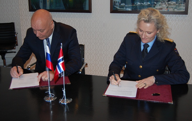 Gennadiy Korneinko og Marianne Vollan signerer arbeidsprogram for samarbeidet mellom kriminalomsorgen i de to landene
