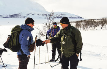 Per Erling Høvde og Bård Johansen i midten meddommer Mads Hanssen