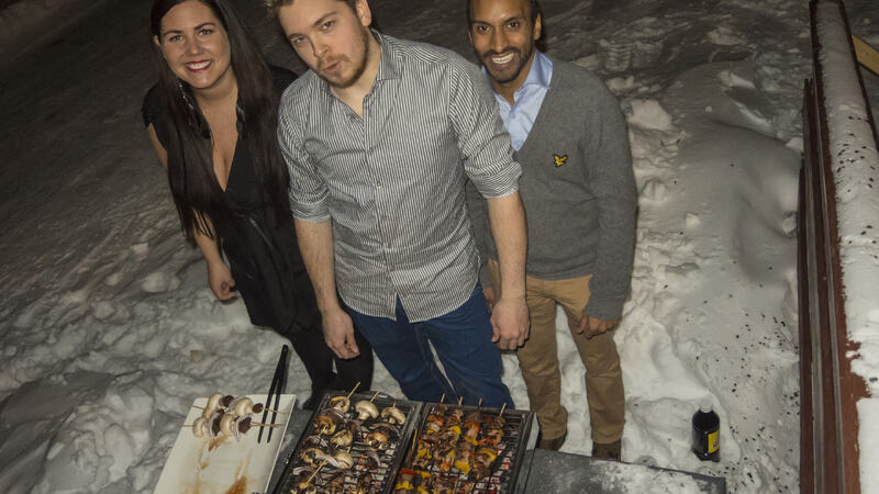 Grillet ute til blotet fv Silje Skog Andreas Hobbelstad og Frank Daniel Ellingsen