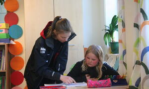 LEKSEHJELP Anja Underdal er leksehjelp-assistent for Anna Haugen Bøe