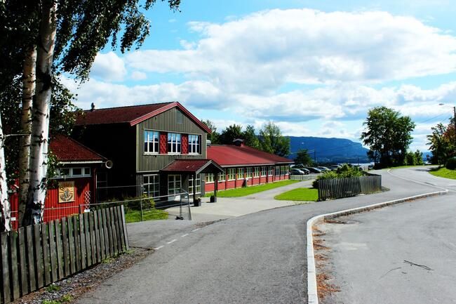 Røyse skole ligger idyllisk til midt på Røysehalvøya.