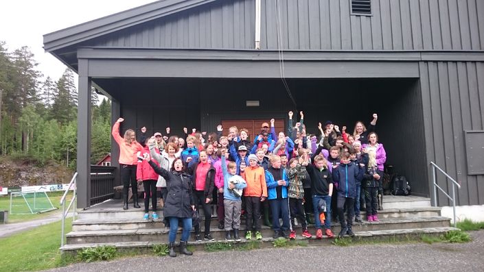 Bilde av elevene ved Eggedal skole etter seieren på skoleskogdagen 2017