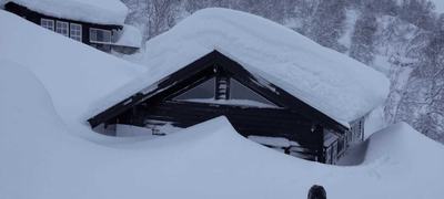 Hytte med snø