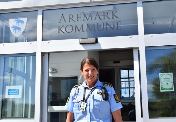 Åse Sivertsen utenfor rådhuset (3)