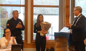 Orføraren overrekte blomster til Sandra Helland for heltemodig innsats i samband med brannen i Gudvangatunnelen
