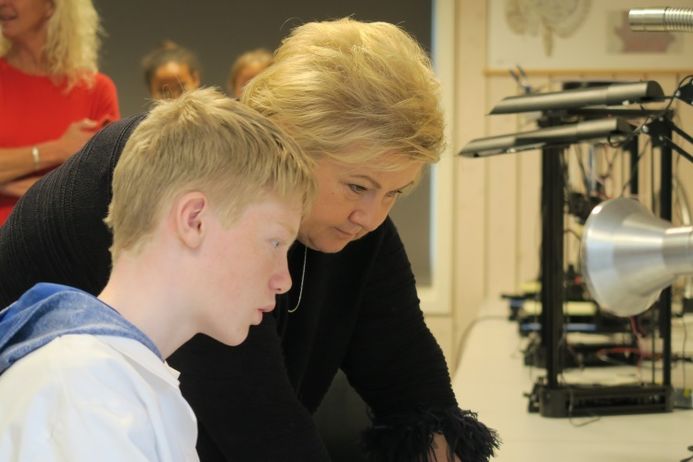 Statsminister Erna Solberg Besokte Sandfallet Ungdomsskole Alta Kommune