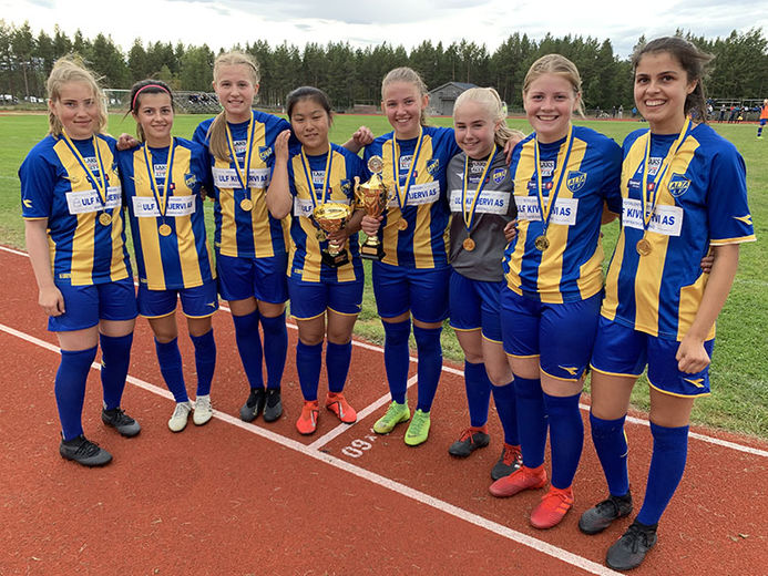 Alta IFs jenter 17 vant over HIF Stein og vandrepokalen. Jentelaget med vandrepokalen som de vant