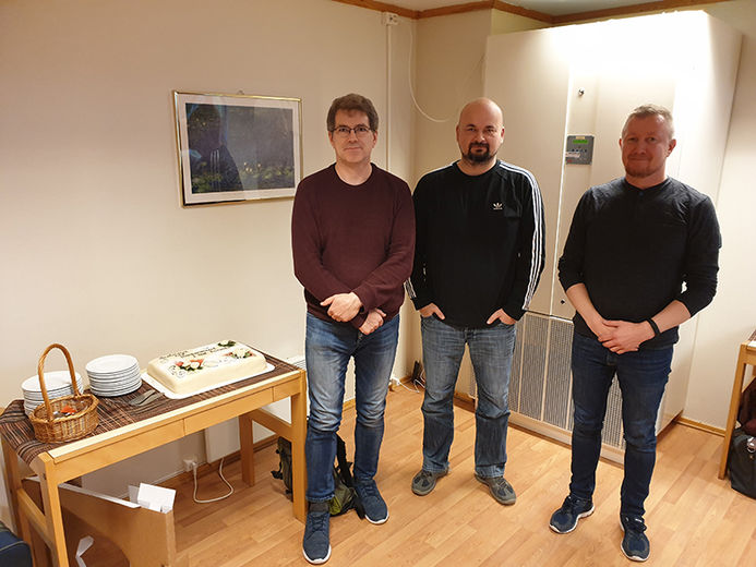 Her er primus motor i Alta kommune, Roy Knutsen (i midten) og Jan Are Mienna, sammen med Pål Norvoll i Kautokeino kommune. ©Kautokeino kommune Her er primus motor i Alta kommune, Roy Knutsen (i midten) og Jan Are Mienna, sammen med Pål Norvoll i Kautokeino kommune.