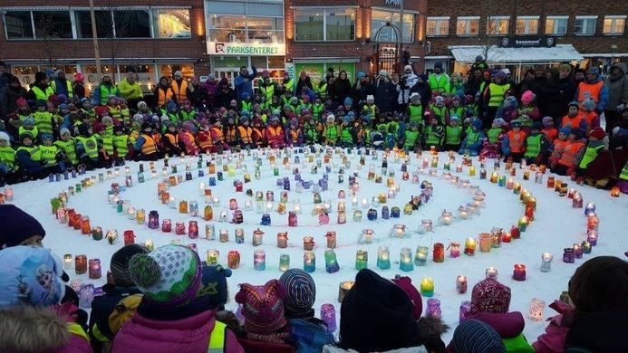 Hvert år møtes barnehagene i Alta til lysmarkering i sentrumsparken. Klokken 11.00 samles alle barna rundt sirkelen. ©Siv Kristin Ryen/Alta kommune Lysmarkering på Alta sentrum. Barnehagebarn har laget egne lykter som de har satt i ring.