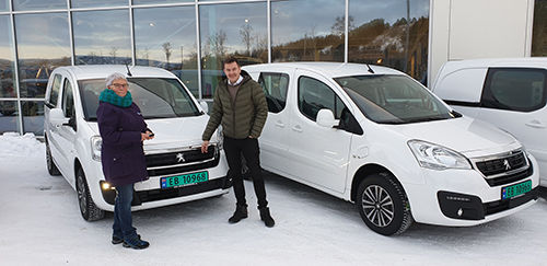 Eivind Mathisen hos Alta Motorsenter AS sammen med Svanhild Bjørnå fra hjemmetjenesten sone øst. Det er hjemmetjenesten som skal bruke bilene som ble levert i slutten av forrige uke. ©Runar Terje Foslund/Alta kommune Eivind Mathisen og Svanhild Bjørnå foran el-varebilene
