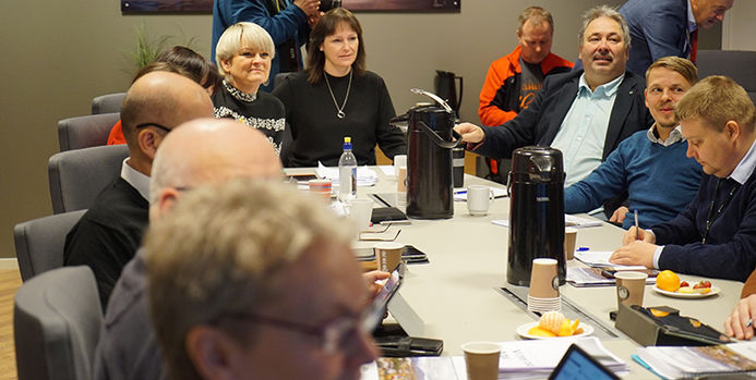 Partiene i Formannskapet leverte torsdag sine budsjettforslag, som nå ligger ute på høring. På bildet: Ordfører Monica Nielsen (i midten), Kristin Jensen, varaordfører Jan-Martin Rishaug, Knut Erik Bull Hammari og Tommy Berg. ©Astrid Krogh/Alta kommune Politisk ledelse
