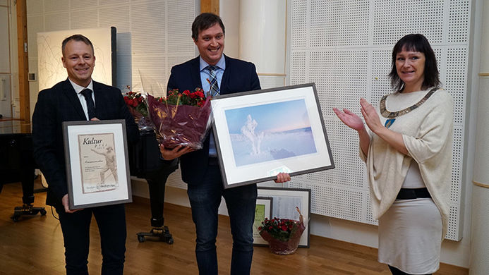 Daglig leder i Aronnesrocken, Torgeir Ekeland, og styreleder, Rune Suhr Berg, takket så mye for prisen. De vil bruke prispengene til å investere i et festivaltoalett for handikappede. ©Astrid Krogh/Alta kommune Torgeir Ekeland, Rune Suhr Berg og Monica Nielsen