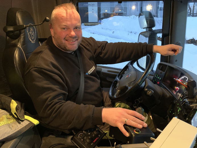 I litt over to år har Ronny Møllenes jobbet i Alta kommune. På vinteren er brøytebilen hans arbeidssted og der trives han meget godt. Å gi innbyggerne gode kjøreforhold anser han som en svært viktig oppgave. ©Astrid Krogh/Alta kommune Ronny Møllenes, ansatt i Alta kommune