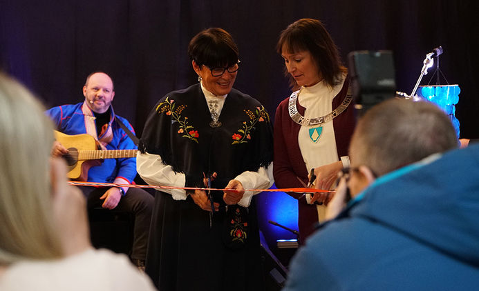 Administrerende direktør i Finnmarkssykehuset Eva Håheim Pedersen og ordfører Monica Nielsen sto for den offisielle åpningen av Klinikk Alta. ©Astrid Krogh/Alta kommune Klipper snora under åpningen av Klinikk Alta