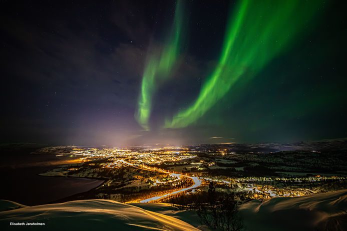 Dette bildet er tatt på Hjemmelufttoppen i november, forteller fotografen. Juryen vår var enig om at dette er vinnerbildet. Konkurransen var tøff, mange har sendt inn flotte bilder. ©Elisabeth Jøraholmen Nordlys over Alta