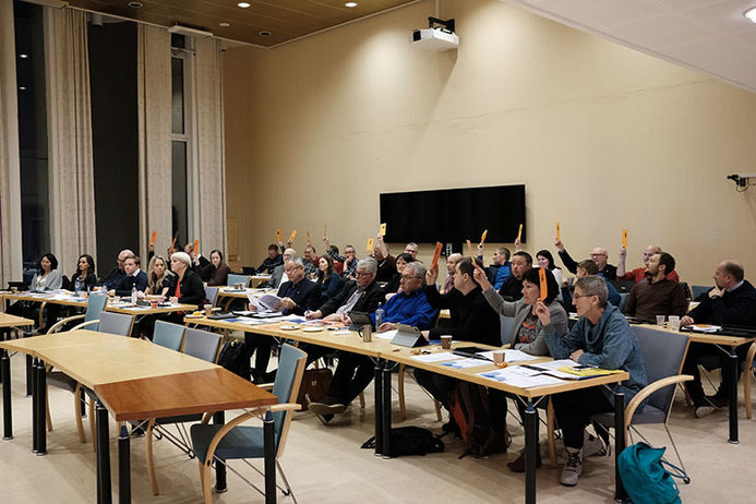 Her er det avstemming under kommunestyret 17. desember. Opposisjonen stemmer imot forslaget fra posisjonen, som forholder seg i ro. ©Alta kommune Kommunestyret stemmer over budsjettet