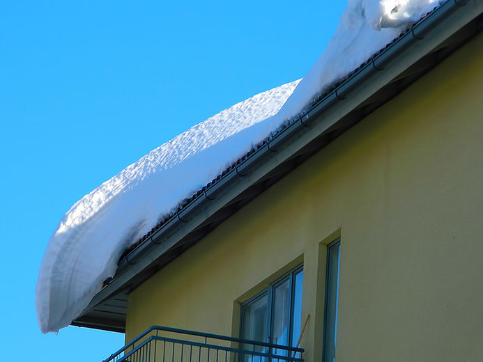 snø på hustak