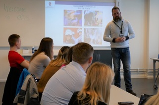 Kjetil Næstby står foran tavle og underviser. Foto.