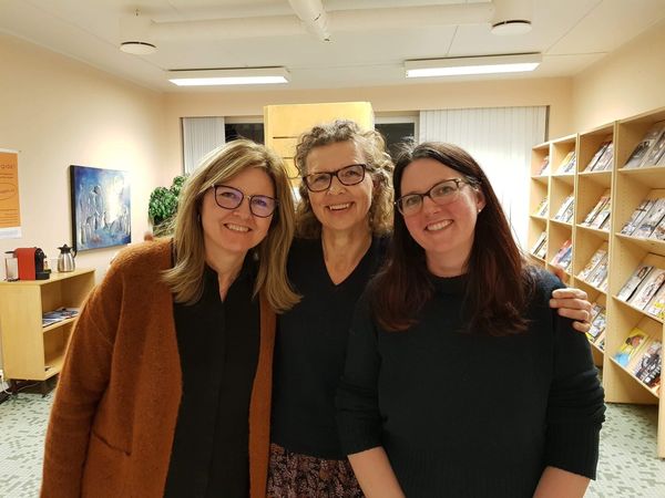 Irene, Hanne og Siri tilbyr innbyggerne take-away utlån av bøker Irene, Hanne og Siri tilbyr innbyggerne take-away utlån av bøker