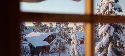 Hytta gjennom vindu