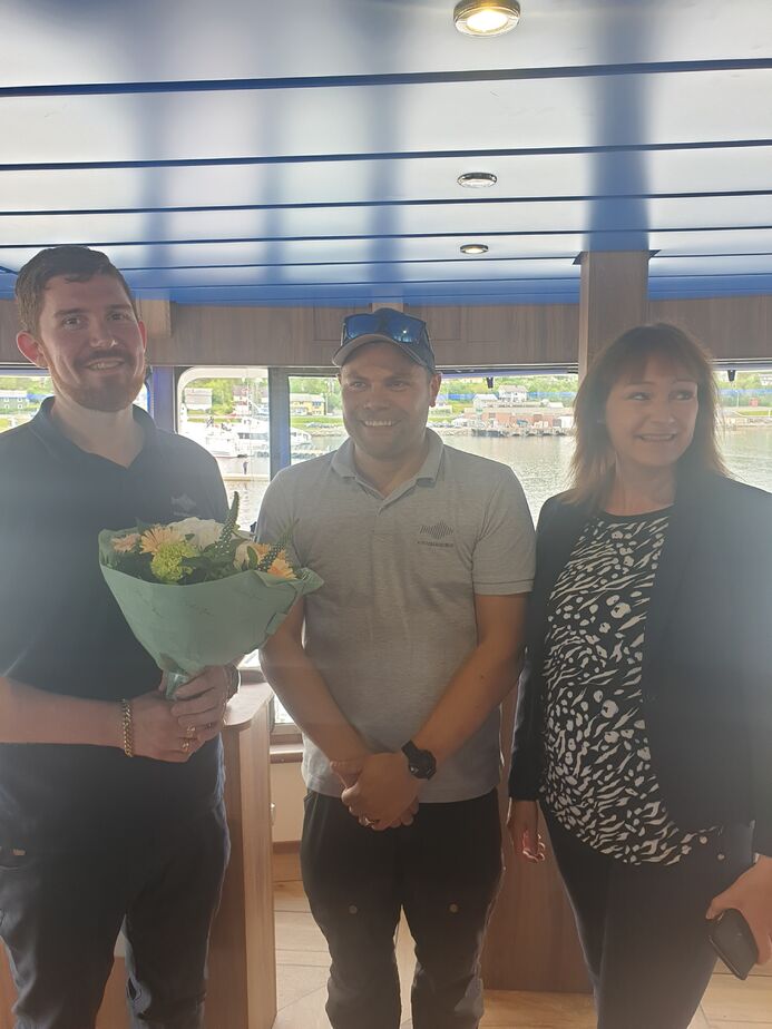 Båteiere Sondre Kristoffersen og Gøran Majala får blomster fra Ordfører Monika Nielsen Alta kommune Båteiere Sondre Kristoffersen og Gøran Majala