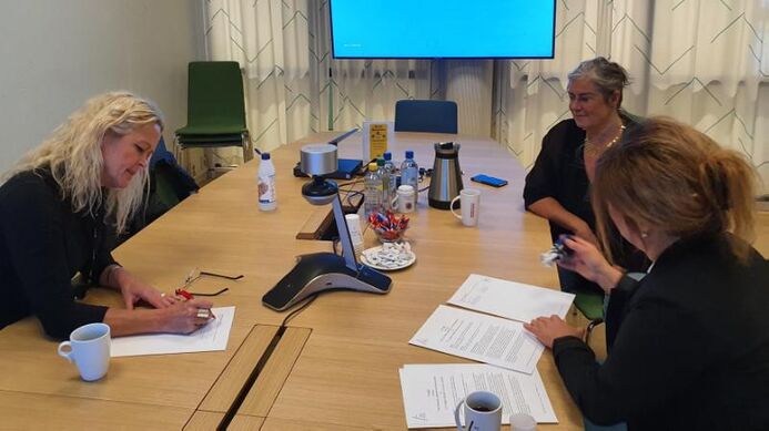 Foto: Magne Kveseth/UiT Rikke Raknes signerer samarbeidsavtale