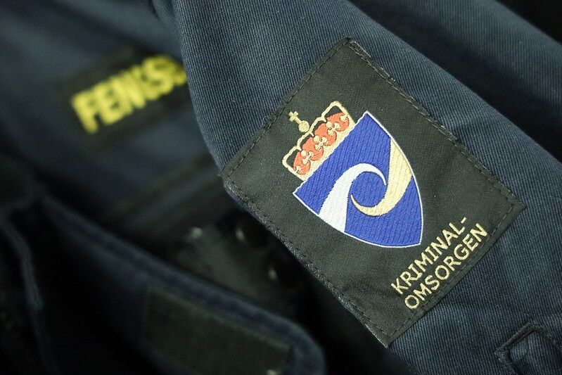 Uniform med kriminalomsorgens emblem