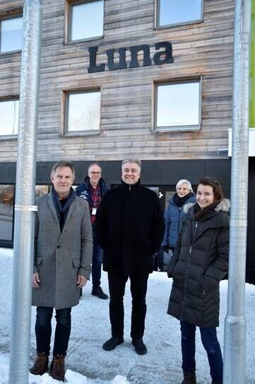 Fra venstre: Helge Stiksrud, Steinar Aasnæss, Viktor Moholdt, Harriet Slaaen og Veronika Bazika lanserer den nye tjenesten fra Luna. Foto: Anne Gro Christensen - Ringerikes Blad Fra venstre: Helge Stiksrud, Steinar Aasnæss, Viktor Moholdt, Harriet Slaaen og Veronika Bazika lanserer den nye tjenesten fra Luna. Foto: Anne Gro Christensen - Ringerikes Blad