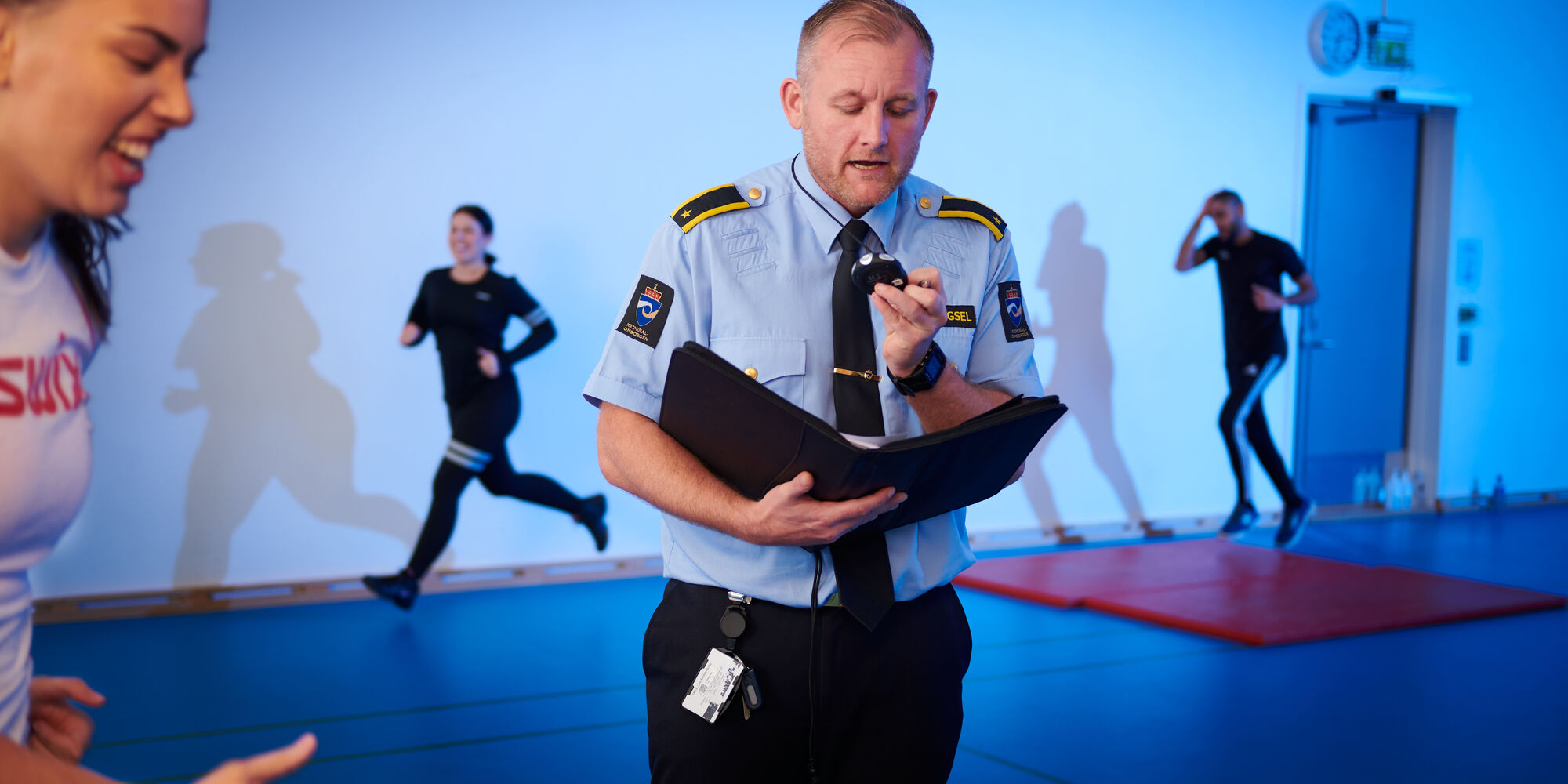 Fysisk test, instruktør fra KRUS teller runder og oppmuntrer. Illustrasjonsfoto.