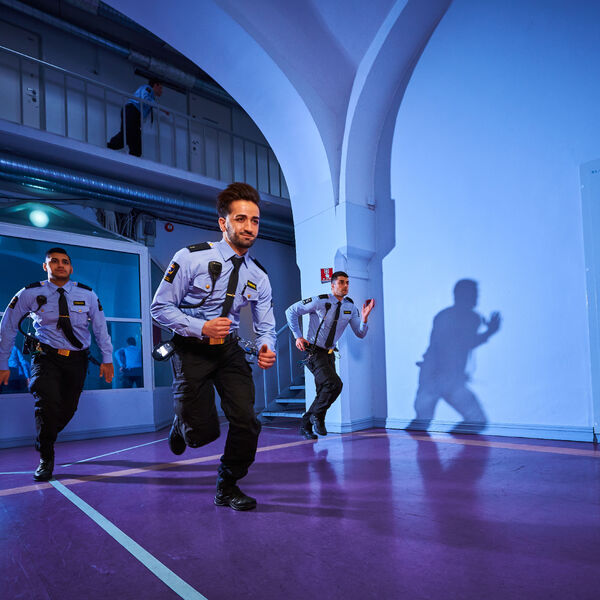 Tre aspiranter løper på grunn av alarm, opplæringsfengsel. Illustrasjonsfoto.