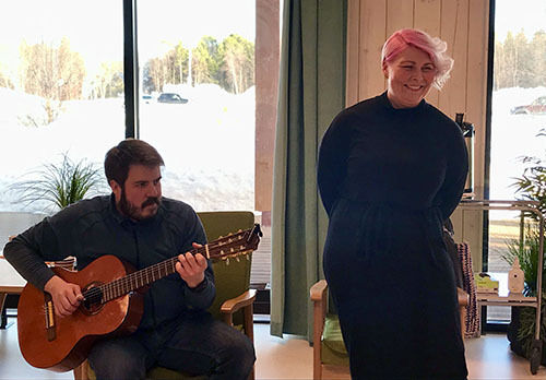 Tanja Lund-Lyngmo på vokal og Kristoffer Kjeldsberg Nordseth på gitar gledet mange med vakker sang og stor innlevelse. De hadde med sangbøker med stor skrift, så terskelen for å synge med var lav. Tanja Lund-Lyngmo på vokal og Kristoffer Kjeldsberg Nordseth