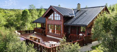 Det er fortsatt mange ledige ferieboliger i sommer. Denne hytta i Kvam i Hordaland tar 14 personer og kan leies for under 20000 kroner. (Foto: Novasol)
